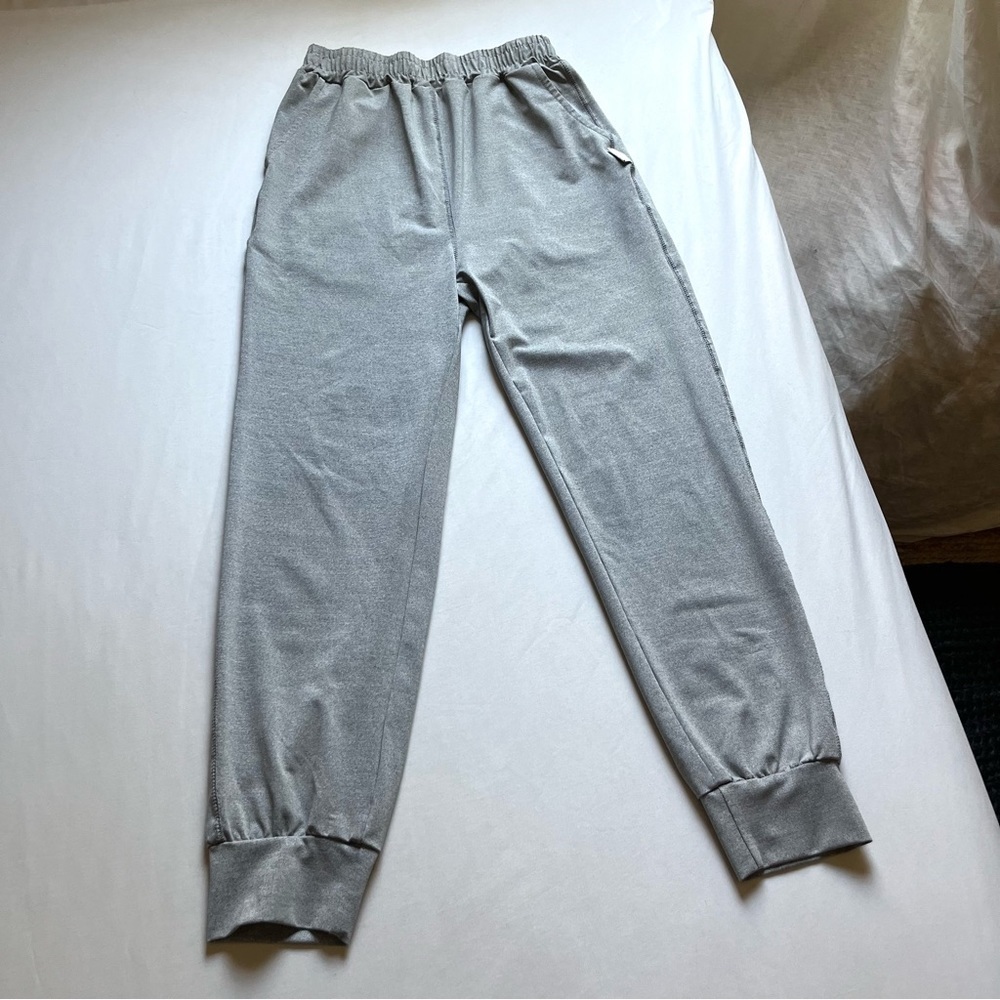 VUORI light heather grey elastic waist cropped jogger sweat pants
